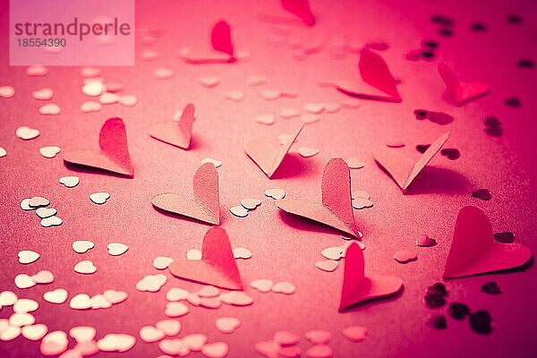Rote Papierherzen mit Konfetti Valentinstag. Glücklicher Valentinstag