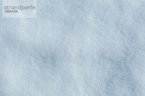 Schöner Winterhintergrund mit verschneitem Boden. Natürliche Schnee Textur