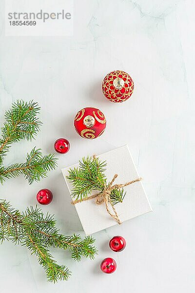 Weihnachten Zusammensetzung. Weihnachtsgeschenk  Tannenzweige auf hölzernem weißem Hintergrund. Flachlage  Draufsicht  Kopierbereich
