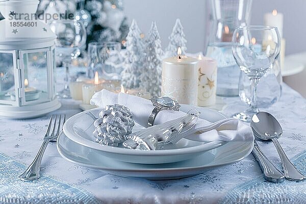 Festlich gedeckter Weihnachtstisch oder Tisch in schneeweiß
