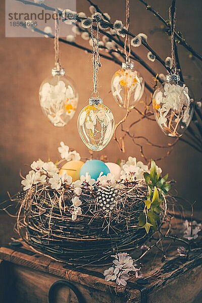 Feiertage und Ostern Konzept Nest und Pussy Weide Zweige mit Ostereiern im Vintagestil dekoriert