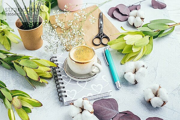 Planen von Wohnkultur und Garten  Pflanzen  Kaffee auf dem Schreibtisch