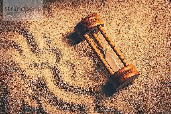 Alte Sanduhr in Sand im Vitange Look. Konzept von Zeit  Alter und Geschichte