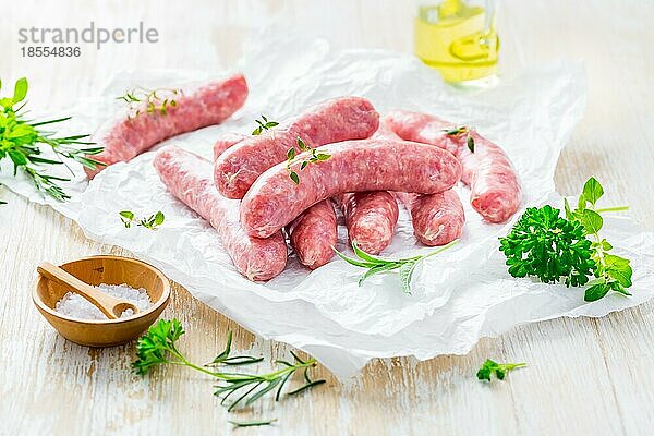 Rohwürste zum Grillen mit Kräutern und Zwiebeln