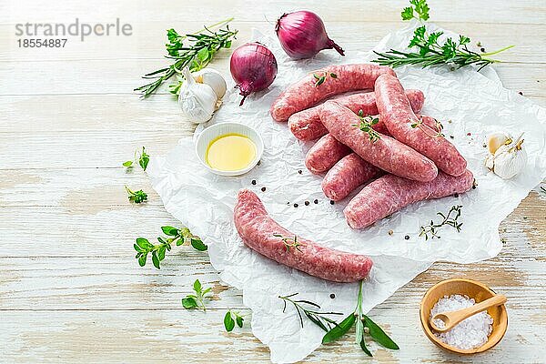 Rohwürste zum Grillen mit Kräutern und Zwiebeln