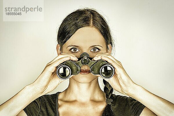 Hochauflösendes Bild einer Frau mit einem Spionageglas