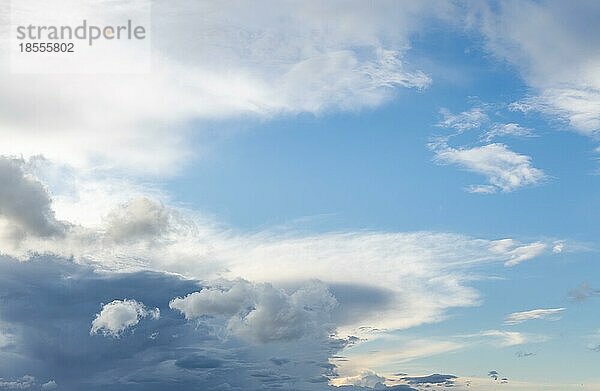 Textur Hintergrund blaür Himmel mit Wolken