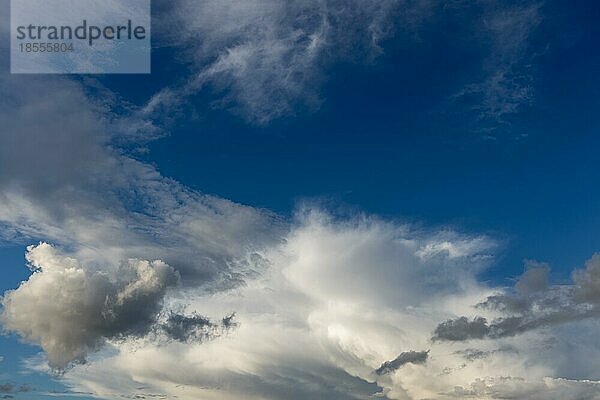 Textur Hintergrund blaür Himmel mit Wolken