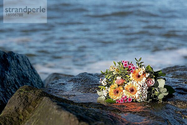 Blumenstrauß Erinnerung Opfer Seefahrt Ostsee