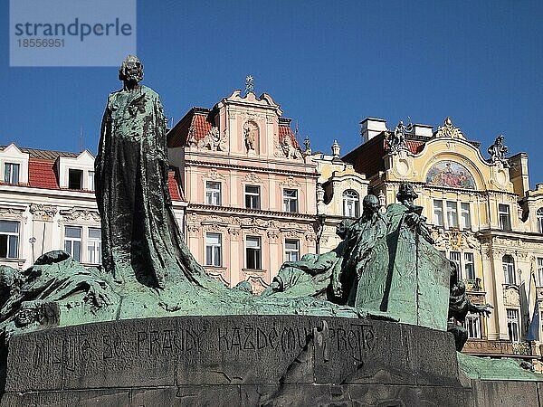 Prager Altstadt: Jan Hus Denkmal und Jugendstilfassaden
