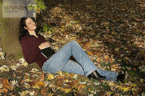 Frau entspannt sich in Herbstszene