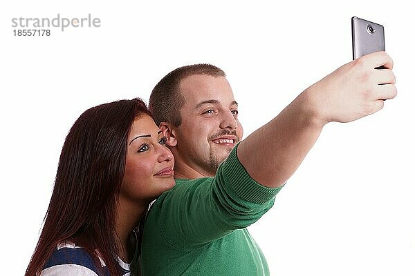 Glückliches Paar  das ein Selbstporträt mit der Smartphone-Kamera aufnimmt