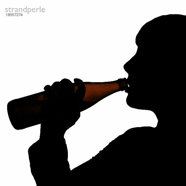 Silhouette einer Person  die eine Flasche Bier trinkt