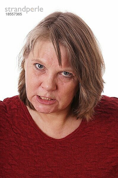 ältere Frau mit wütendem Gesichtsausdruck