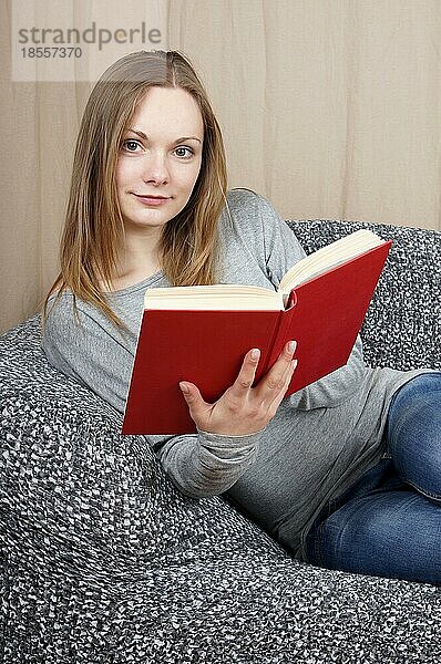 Junge Frau liest ein Buch