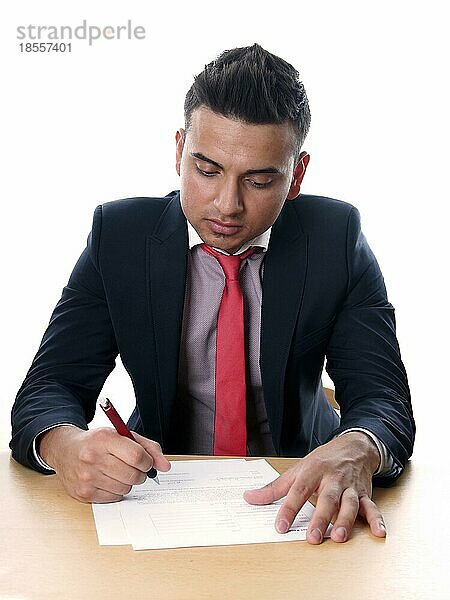 Mann in Anzug und Krawatte bei der Vertragsunterzeichnung