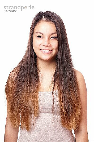 Lächelnde junge asiatische Frau mit langen Haaren