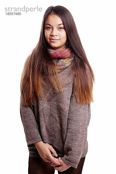 Schüchternes asiatisches Teenager-Mädchen mit Schal und Pullover