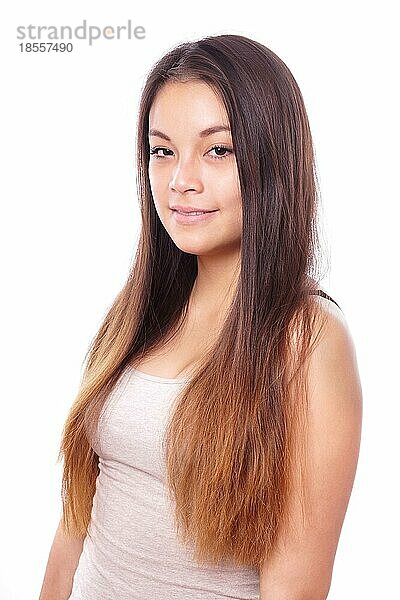 Lächelnde junge asiatische Frau mit langen Haaren