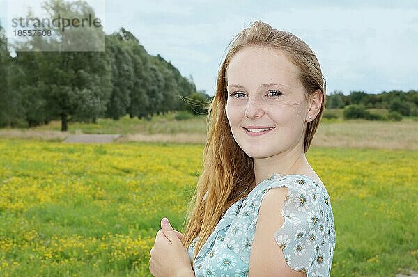 Junge Frau genießt die Natur auf dem Lande