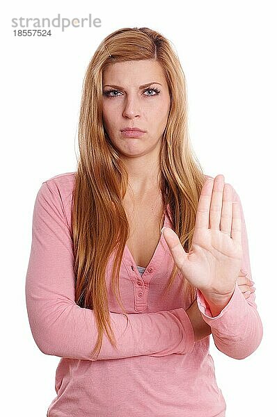 Eine verärgerte junge Frau  die mit ihrer Hand eine Stop-Geste macht