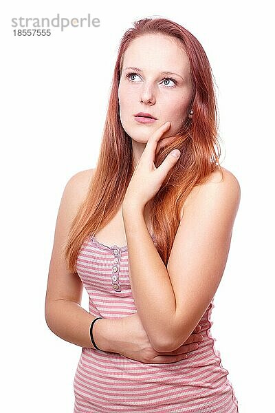 Nachdenkliche junge Frau mit Blick nach oben