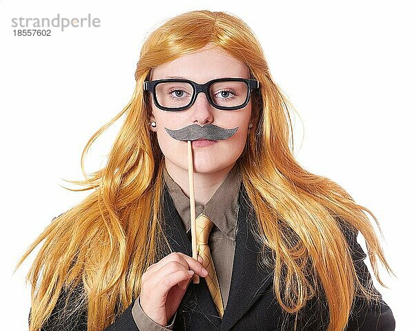 Junge Frau mit falschem Schnurrbart als Mann verkleidet