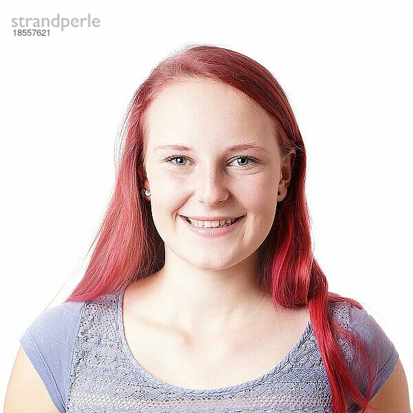Lächelnde junge Frau mit langen roten Haaren