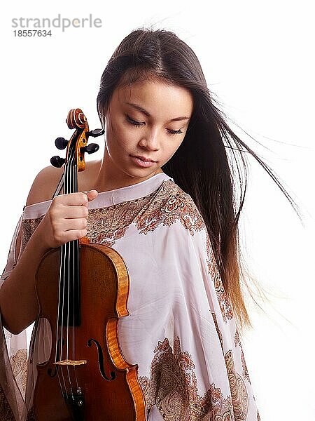 Schöne junge asiatische Frau hält Geige Musikinstrument