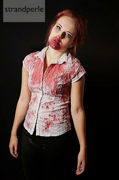 Weiblicher Zombie mit blutigem Mund und Bluse auf schwarzem Hintergrund