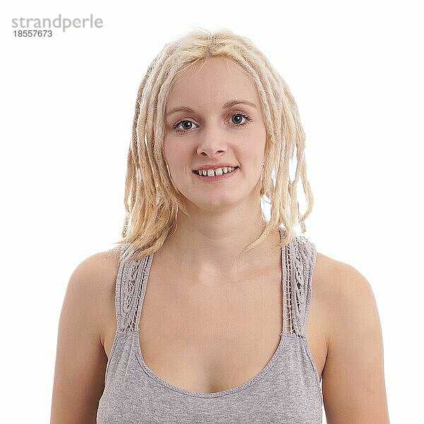 Glückliche junge Frau mit blonden Dreadlocks oder Dreads