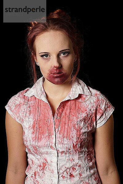 Weiblicher Zombie mit Blutspritzern