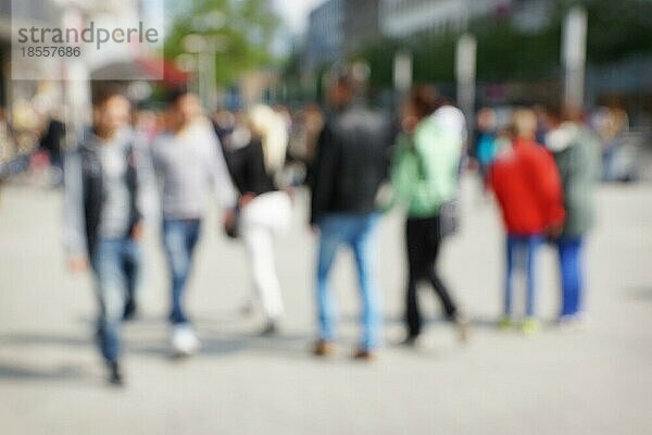 Aus einer Fokusgruppe von Menschen  die durch die Fußgängerzone gehen