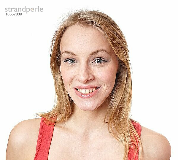 Glückliche junge Frau mit einem breiten  natürlichen Zahnlächeln