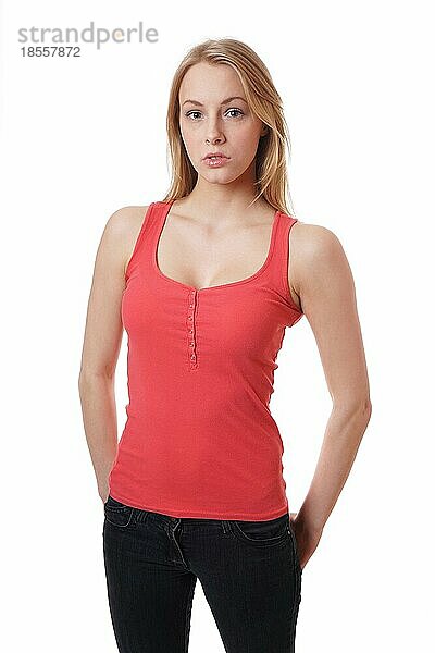 Coole junge Frau in Jeans und rotem Tanktop