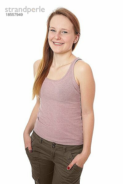 Junge Frau mit rosa Tanktop und khakifarbener Hose