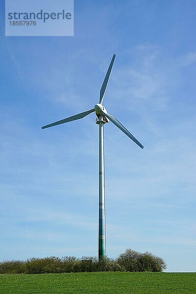 Einsame dreiflügelige Windkraftanlage auf einer Wiese