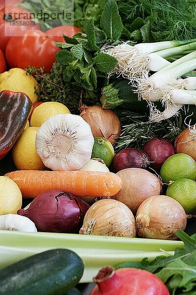 Verschiedene Bio-Obst- und Gemüsesorten mit geringer Schärfentiefe