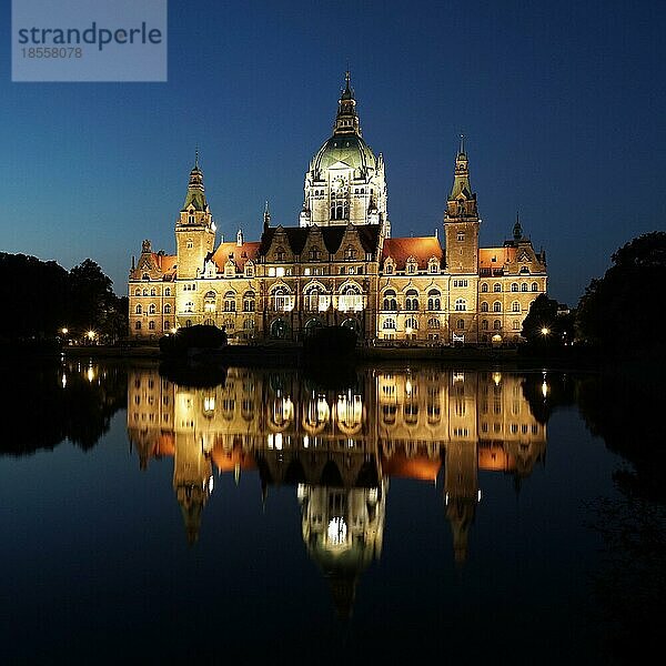 Neues Rathaus oder Neues Rathaus in Hannover  Deutschland  nachts beleuchtet  Europa