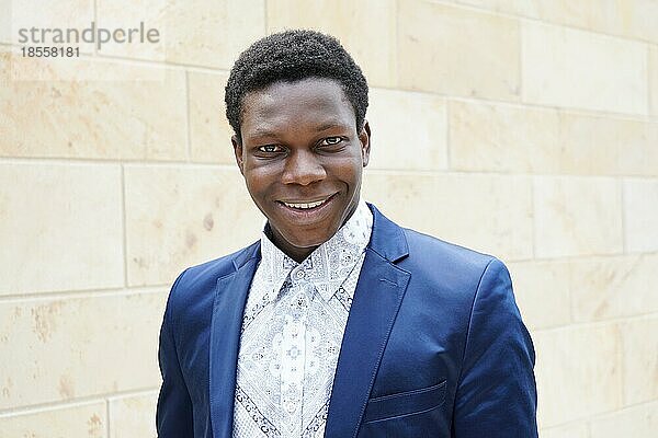 Glücklicher junger Mann afrikanischer Abstammung lächelnd