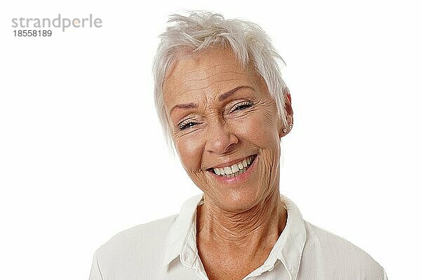 Glückliche ältere Frau mit trendigen kurzen weißen Haaren und zahnigem Lächeln. vor weißem Hintergrund