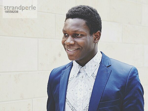 Glücklicher junger mann afrikanischer abstammung lächelt. verblasster farbfilter