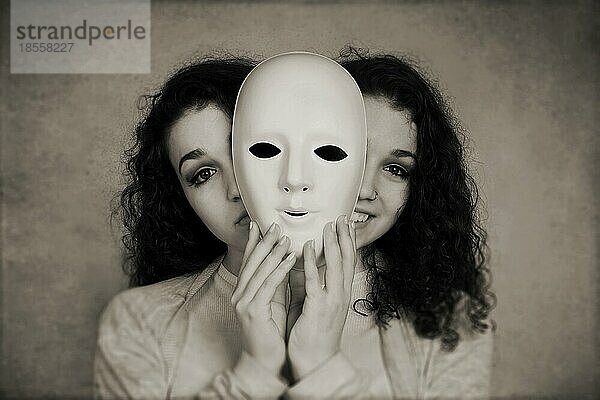 Two-faced glücklich traurig Frau manische Depression oder Schizophrenie Konzept mit Vintage-Filter