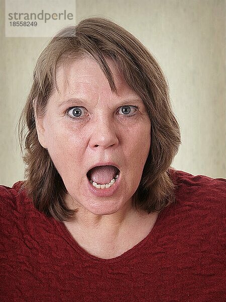 Reife ältere Frau schockiert mit offenem Mund