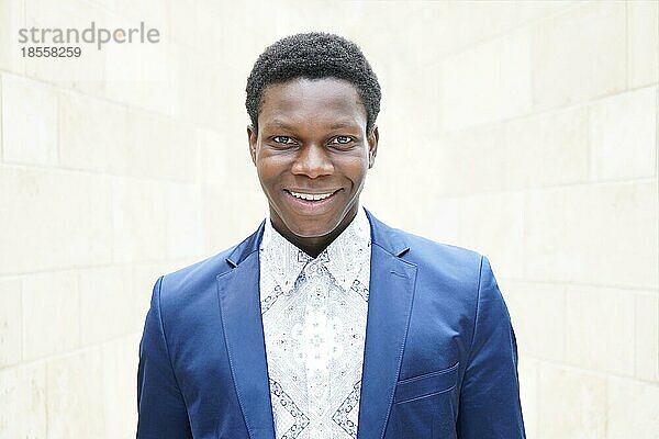 Glücklicher junger Mann afrikanischer Abstammung mit strahlendem Lächeln