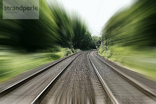 Zweigleisige Eisenbahn Eisenbahn oder Zuggleise mit Geschwindigkeit Bewegungsunschärfe - schnelle Reise Konzept Hintergrund mit Kopie Raum