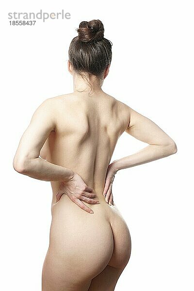 Rückansicht einer nicht erkennbaren nackten jungen Frau - untere Rückenschmerzen oder Beauty-Fitness-Konzept - vor weißem Hintergrund