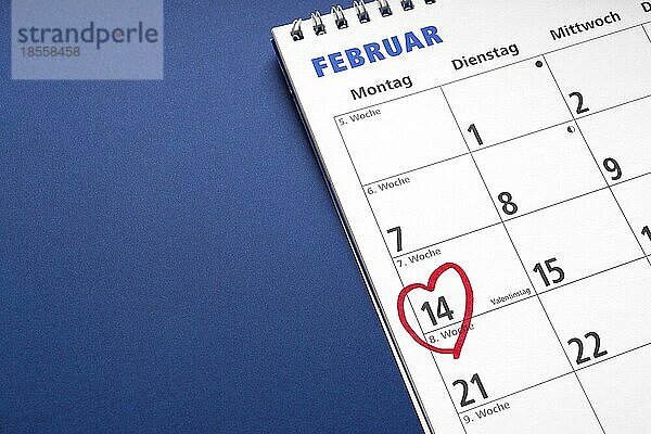 Rotes Herz um den 14. Februar als Valentinstagssymbol auf dem deutschen Kalender gezeichnet