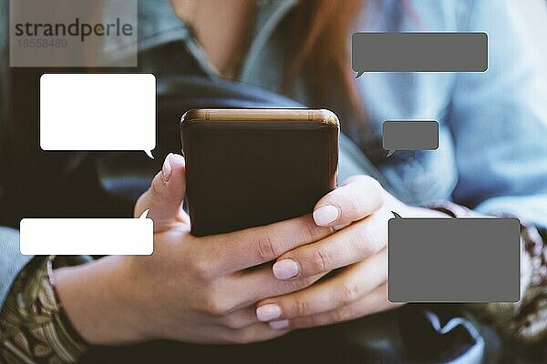 Texting on smartphone concept with chat or speech bubbles - unerkennbare junge Frau benutzt Mobiltelefon für Instant Messaging