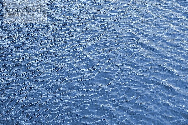Blaür Wasserhintergrund mit sanften Wellen oder Kräuseln